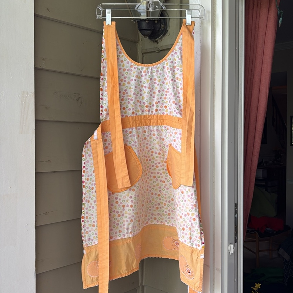 Sur La Table Vtg apron. Colorful Fruit design with “patch” oranges. Pre-loved - Picture 4 of 4